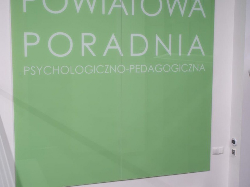 Tablica Powiatowej Poradni Psychologiczno-Pedagogicznej.