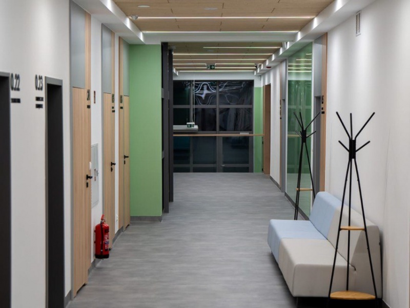 Zdjęcie poczekalni z sofą.