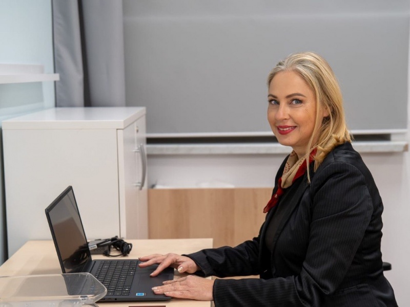 Kobieta przy biurku z laptopem.