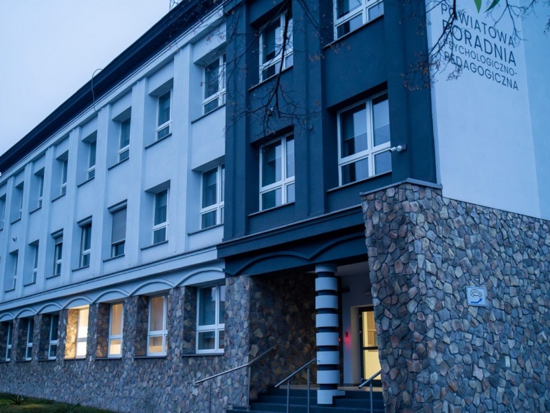 Zdjęcie zrobione z prawej strony budynku.