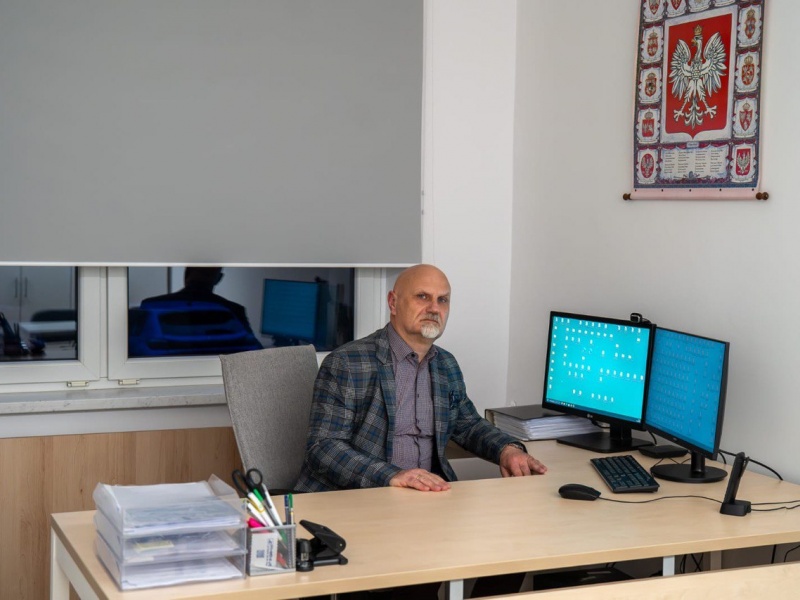 Na zdjęciu znajduje się Dyrektor.