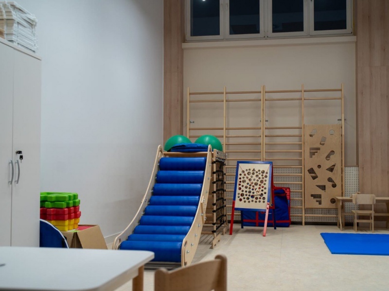 Na zdjęciu jest sala oraz przyrządy terapeutyczne.