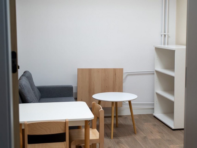 Małe pomieszczenie z meblami dla dzieci.