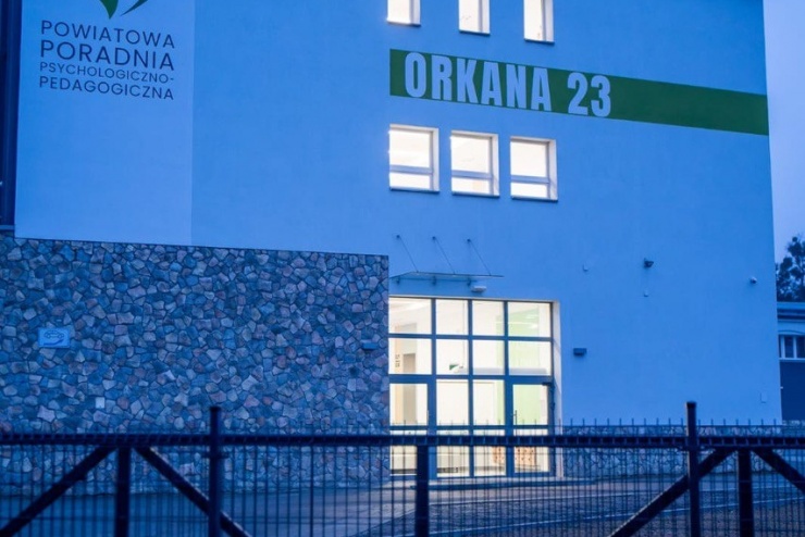 Na zdjęciu znajduje się dużo ludzi wygląda to na rynek, a w tle tych ludzi znajduje się budynek.