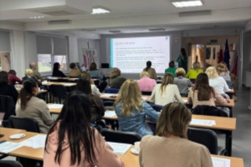 Na zdjęciu widać zebranie osób.