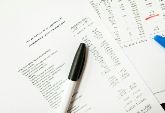 Na zdjęciu położone są dokumenty a na tych dokumentach mazaki w kolorach czarnym oraz ledwo widocznym po lewej niebieskim.