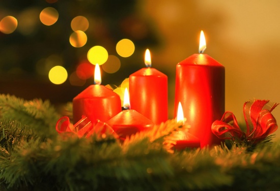 Na zdjęciu znajdują się trzy czerwone, zapalone świeczki.