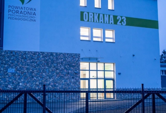 Na zdjęciu znajduje się dużo ludzi wygląda to na rynek, a w tle tych ludzi znajduje się budynek.