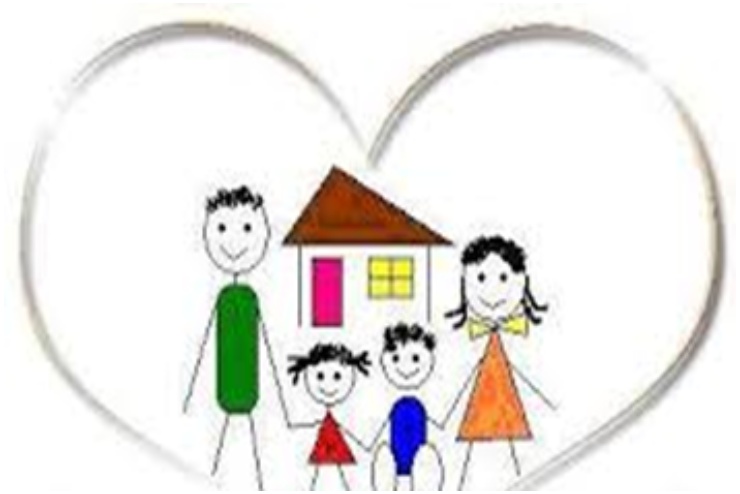Na zdjęciu znajduję się rysunek w kształcie serca, a tym sercu jest również narysowana rodzina z dwójką dzieci oraz w tle znajduję się również rysunek domku.