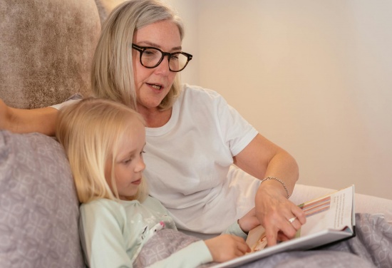 Starsza Pani czyta dziecku z książki