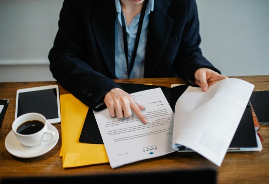 Osoba wskazuje tekst, który znajduje się na dokumencie