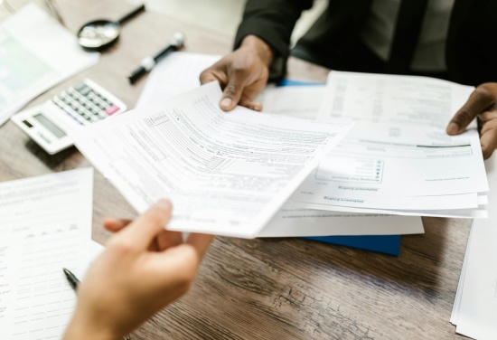 Osoba przekazuje drugiej osobie dokumenty